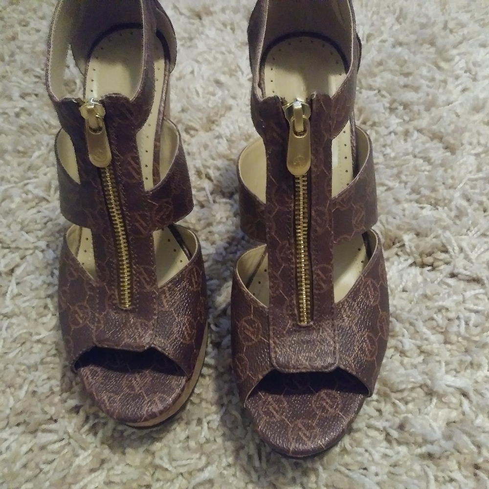 Adrienne vittadini logo zip front wedges